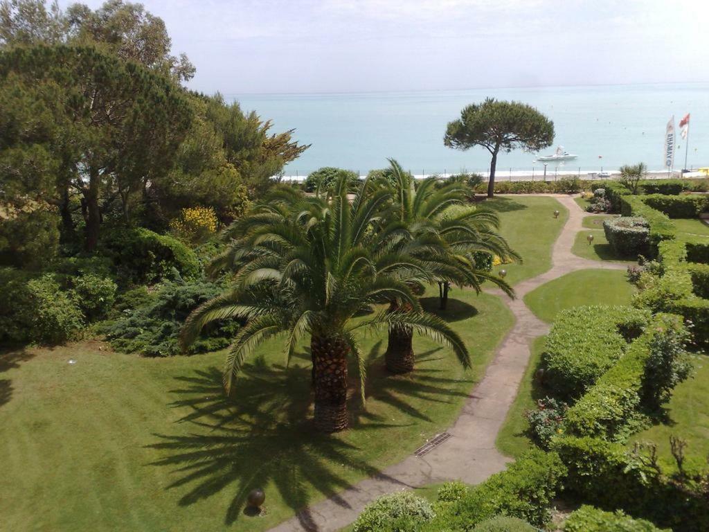 Bel Appartement Les Pieds Dans L'Eau Villeneuve-Loubet Exterior foto